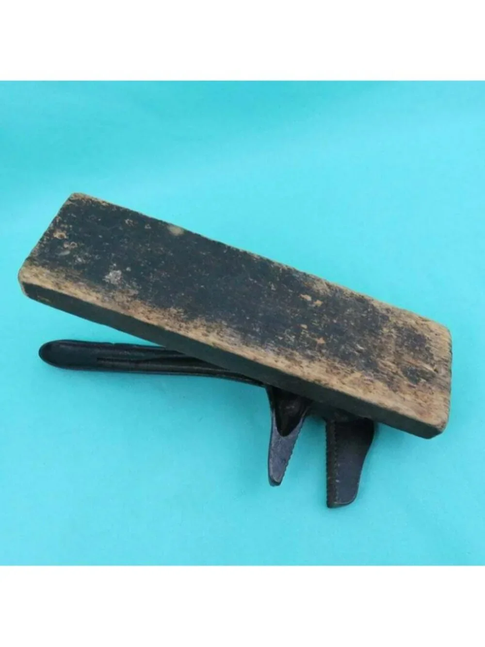 Sergent & Co #10 Wall Mounted Cork Puller Iron Spring Wine Spirits Cork Grip